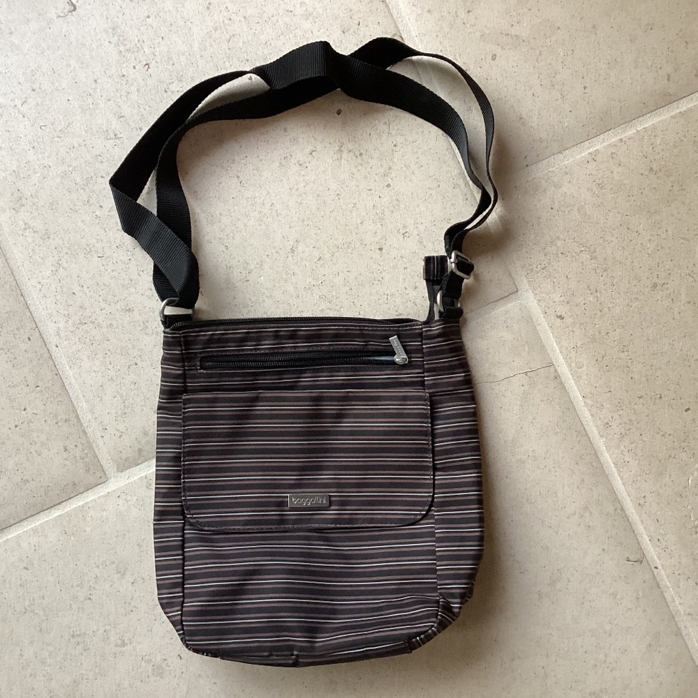 Baggallini nylon crossbody travel bag